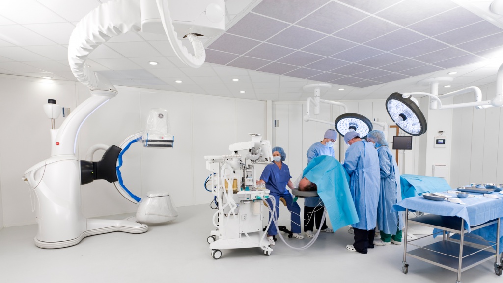 Изображение операционной комнаты оснащенной оборудованием компании General Electric Healthcare на сайте Зелмедсервис